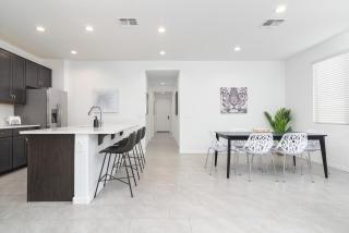 Stylish & Bright Gem ~ King/Queen Beds ~ Backyard! - 6