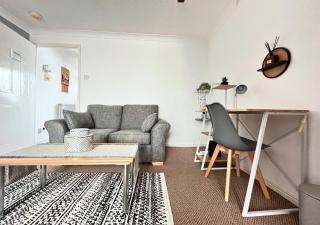 Central Peaceful Home with Parking, Wi-Fi and Garden - Stafford - 2