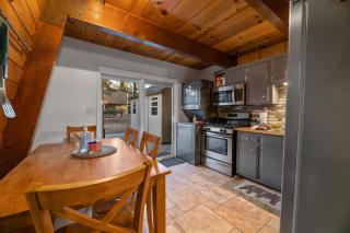The Cozy Bear Cabin - Updated gambrel with huge outdoor space! Cornhole, Tether ball, Fire pit! - 1