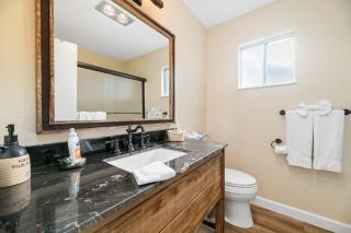 The Bear Den - DREAM LOCATION WALKING DISTANCE TO LAKE AND VILLAGE! - 6