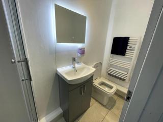 Chic 2 Bedroom Flat - 4