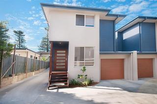 LUXURY TOWNHOUSE! Walking distance to everything! - Yamba - 4