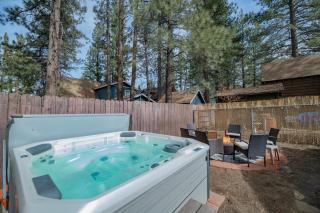 Sherwood Cottage - Charming and cozy cabin that has back deck with a Hot Tub! - 0