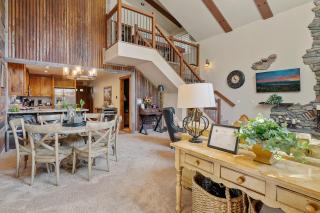 Silver Pine Lodge - Features a family room with shuffleboard, Peloton bike, and dumbbells! Hot tub! - 4