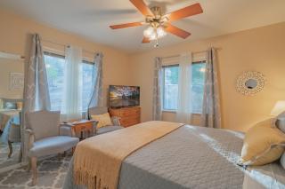 Sweet Retreat - Spectacular little hideaway, cozy family getaway near the lake! - 3