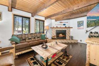 Bear PAC Hideout - Walk to Alpine Slide and only minuetes to The Village! Billiards and foosball! - Big Bear Lake - 0