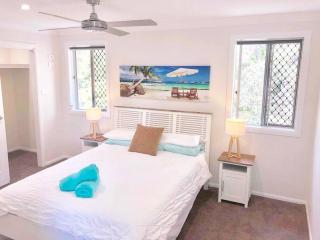 DELUXE Escape! Central, NEW & Spacious 3 Bed - Yamba - 2