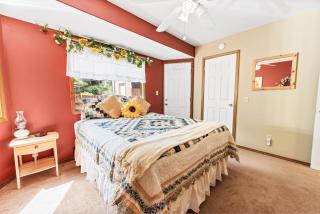Sunset Chalet - Cozy and spacious cabin nestled among tall pines with Hot Tub! - 3
