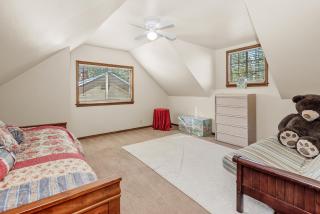 Sunset Chalet - Cozy and spacious cabin nestled among tall pines with Hot Tub! - 5