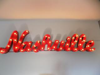 Heart of Downtown/Walk to BROADWAY & THE ACTION/BARS/Music Venues/Honky Tonks! - Nashville - 2