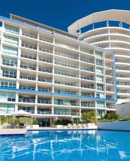 Beachfront Bliss, 3BR Kirra Oasis- Pool and Sauna - 4