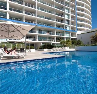 Beachfront Bliss, 3BR Kirra Oasis- Pool and Sauna - Gold Coast - 2