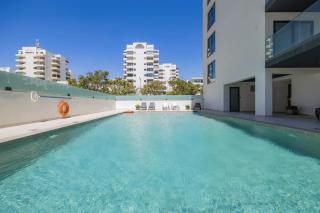 Luxurious Beachside Apartment with Pool & Seaview - 7