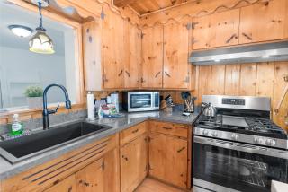 Bear's Booth - A true cabin experience with all the charm! Stunning wood interior! - 3