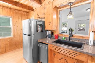 Bear's Booth - A true cabin experience with all the charm! Stunning wood interior! - 2