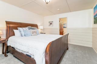 Stillwater Cove Lakefront - Breathtaking views, charming vintage cabin, woodsy interior! Boat Dock! - 2