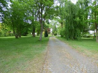 Sonnige-Ferienwohnung-100qm-im-1-Obergeschoss-der-Villa-Walhall-in-einem-parkaehnlichen-Garten - 9