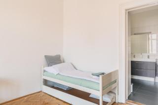 Sunny, Airy, Artsy & Authentic Loft with Balcony - 5