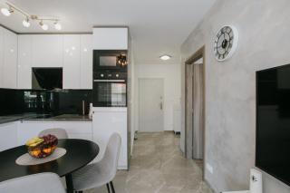 Royal Blue House 2 - 7