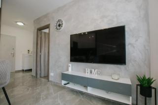 Royal Blue House 2 - 4