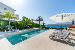 Beach Front Villa Aqua Blu by Ezoria Villas - Coral Bay - 4