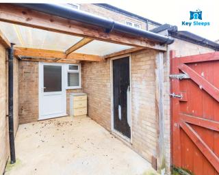 Four Bedroom By Keysleeps Short Lets Peterborough With Free Parking Spacious Central Contractor - 1