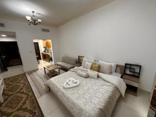 Cute Rooms and Small Partitions for Girls in Dubai- Female guests only فتيات فقط - Dubai - 9