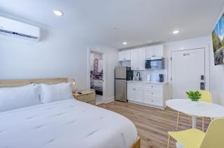 Palm Springs Studio Apartment - Galveston - 0