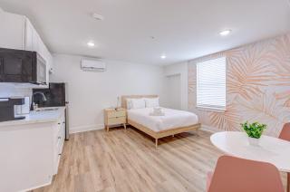 Boho Flamingo Studio Apartment - Galveston - 8