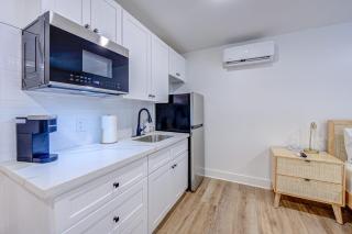 Boho Flamingo Studio Apartment - Galveston - 5