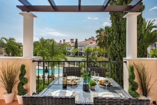 5 star Luxury Palmview apartment with large terrace and communal pool - 3