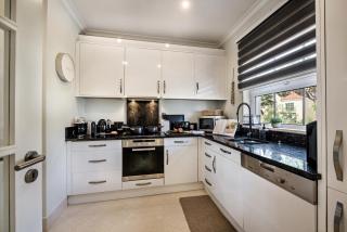 5 star Luxury Palmview apartment with large terrace and communal pool - 4
