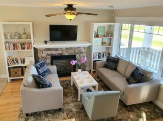 Peaceful Water View House! - 2