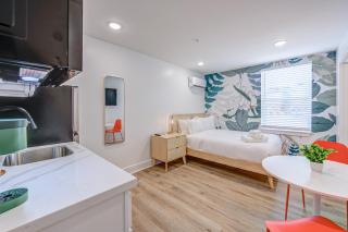 Tropical Jungle Studio Apartment - 8