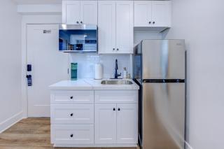 Tropical Jungle Studio Apartment - 7