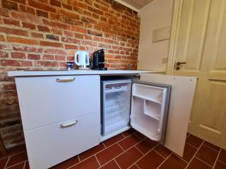 RED BRICKS basement studio apartment - 5