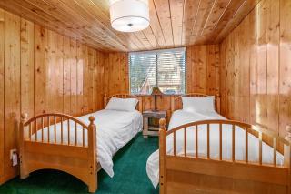 Blue Lagoon - Classic Lakefront Cabin with Pool Table! - 2