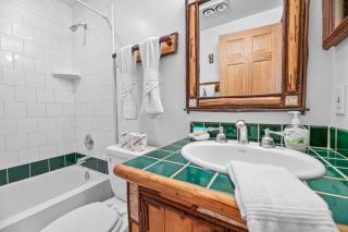 Blue Lagoon - Classic Lakefront Cabin with Pool Table! - 4