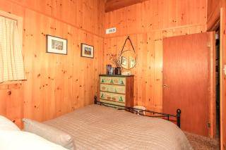 Owl Cabin - Sierra style cabin located on a quiet road in Fawnskin and backs up to National Forest! - Fawnskin - 3