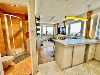 SUN clima/AC metro x2 Fast WiFi 500 Mbs 70’TV Netflix AppleTV HBO - Warsaw - 1
