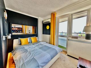 SUN clima/AC metro x2 Fast WiFi 500 Mbs 70’TV Netflix AppleTV HBO - Warsaw - 3