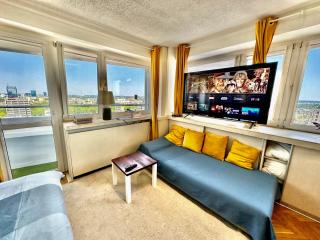SUN clima/AC metro x2 Fast WiFi 500 Mbs 70’TV Netflix AppleTV HBO - Warsaw - 0