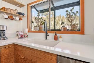 Nightcap Lodge- HOT TUB WITH BREATHTAKING MOUNTAIN VIEWS! - 1