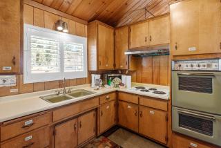 Snowridge - Charming classic cabin with a wood burning fireplace and WiFI! - Big Bear City - 3