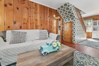 Oak Nesting - Great chalet style cabin at the end of the street with rustic stone gas log fireplace! - 7