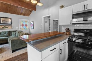 Mountain Memories - Greatly located in a quiet neighborhood! Beautiful porch and a fenced backyard! - 7