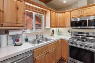 Nana Bear Manor - Quiet and spacious log cabin with hot tub perfect for a mountain getaway! - 1