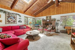 Catalina Retreat -Cozy mountain home in a tree filled neighborhood, plenty of games and a hot tub! - 4