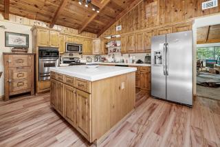 Catalina Retreat -Cozy mountain home in a tree filled neighborhood, plenty of games and a hot tub! - 2