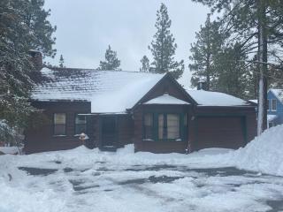 Chalet Des Ours -Comfortable and spacious home with WIFI! Close to everything! - Big Bear Lake - 9